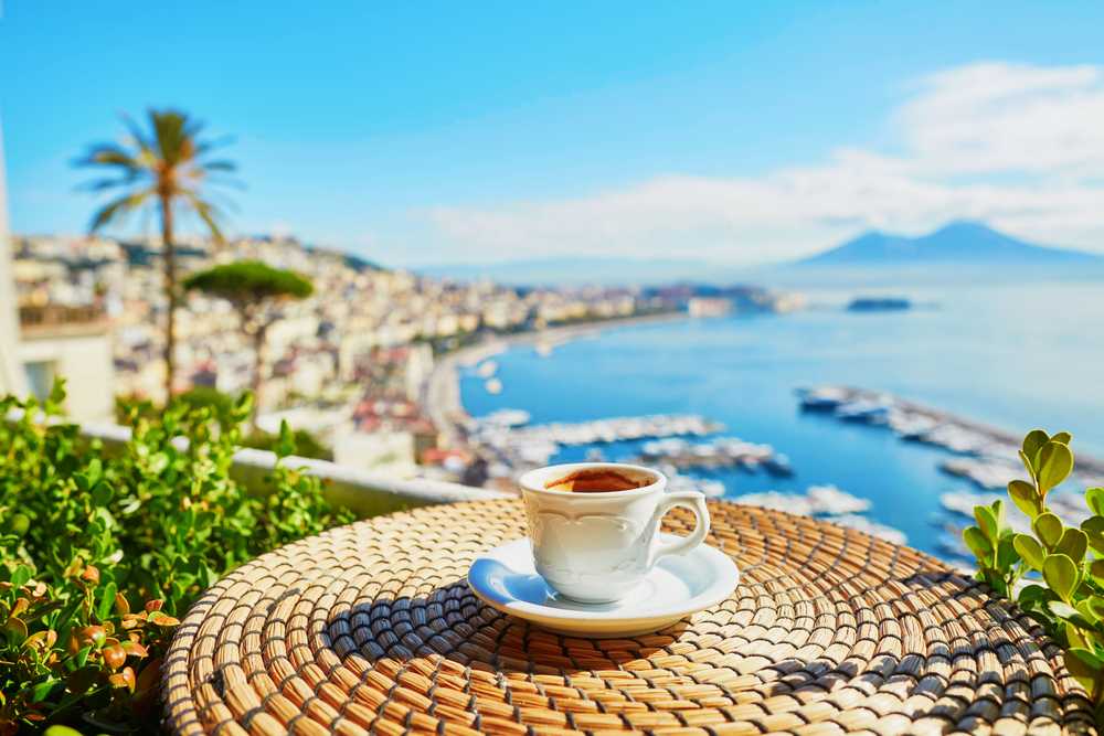 קפה בנאפולי לנוף הווזוב