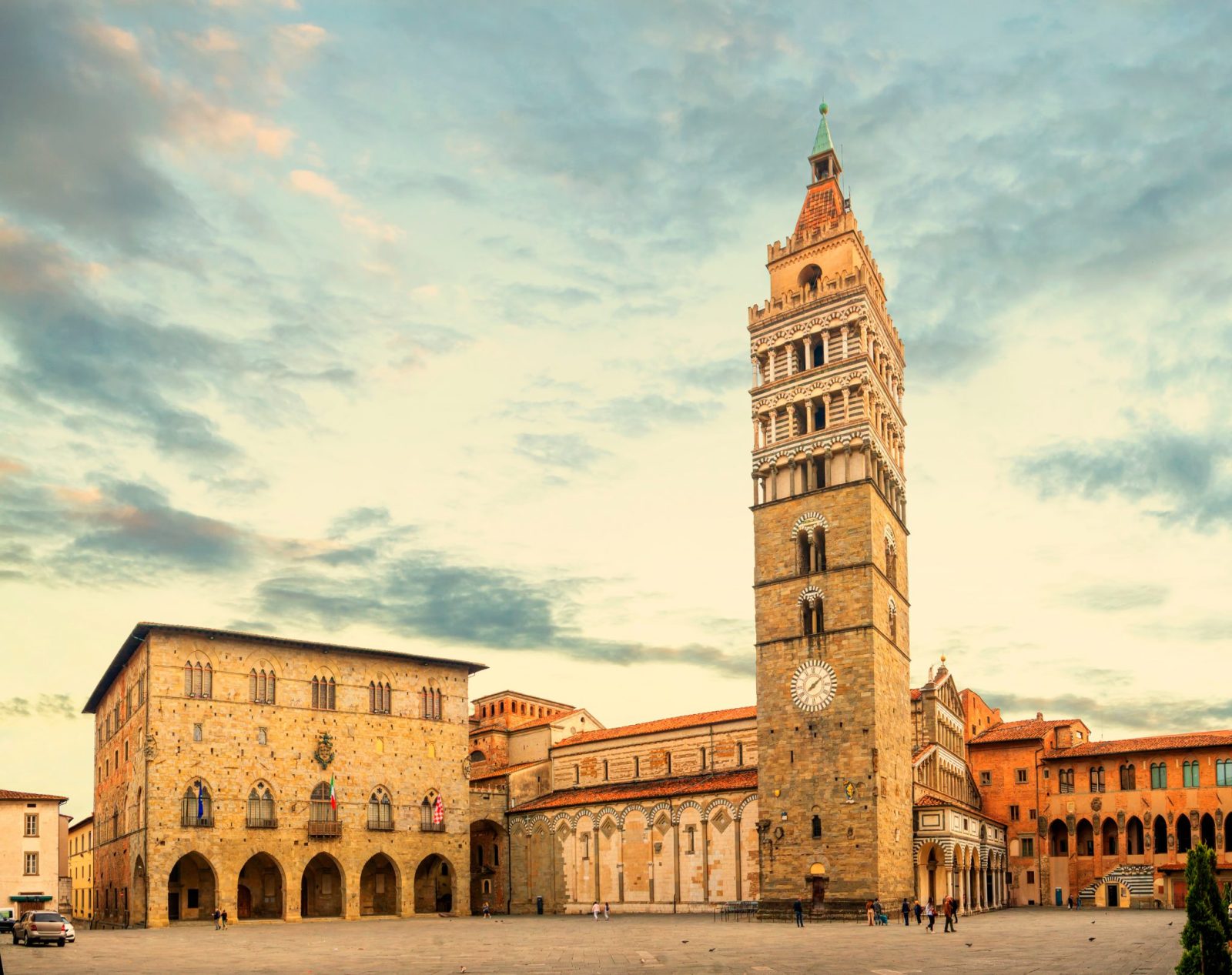 Piazza,Del,Duomo,Square,With,Old,Town,Hall,And,Cathedral