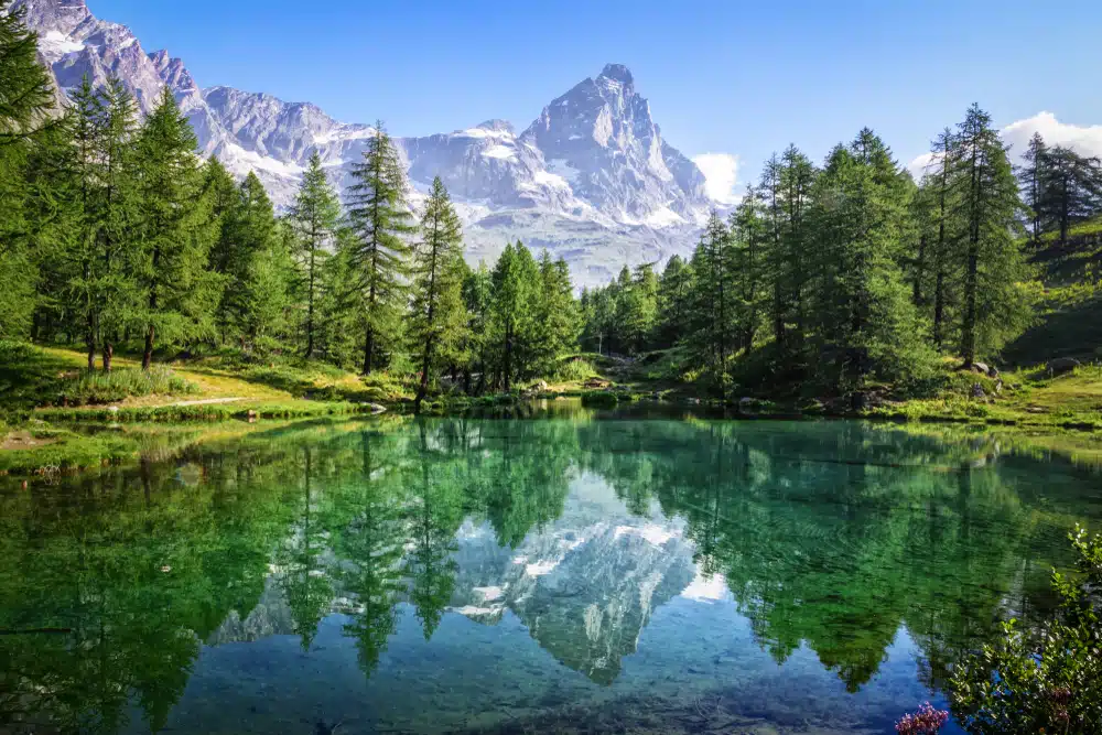 A,Fantastic,Reflection,Of,Mount,Cervino,In,The,Blue,Lake,